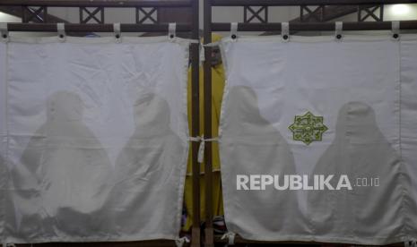 Sholat Tahajud: Niat, Dalil, Keutamaan, dan Doa. Foto: Umat muslim menunaikan Shalat Qiyamul Lail saat beritikaf pada sepuluh malam terakhir Ramadhan 1443 H di Masjid Pusdai, Kota Bandung, Sabtu (23/4/2022) dini hari. Pada 10 hari menjelang berakhirnya bulan Ramadhan, umat muslim melakukan Itikaf untuk meraih malam kemuliaan (Lailatul Qadar) dengan membaca Alquran, Shalat Tahajud dan berzikir. Foto: Republika/Abdan Syakura