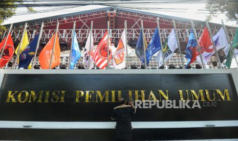 Pegawai Komisi Pemilihan Umum (KPU) membersihkan papan nama saat persiapan untuk pendaftaran bakal Calon Presiden dan Wakil Presiden Republik Indonesia di kantor KPU, Jakarta, Rabu (18/10/2023). KPU akan membuka pendaftaran bagi Capres dan Cawapres dari masing-masing koalisi yang berlangsung selama sepekan mulai besok Kamis 19 hingga 25 November mendatang. Sejumlah persiapan dilakukan pegawai KPU seperti melakukan apel persiapan penjagaan, gladi resik alur pendaftaran Capres dan Cawapres, mendirikan podium untuk pidato politik di halaman kantor KPU, serta membersihkan semua area kantor KPU.