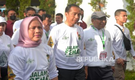 Presiden Joko Widodo bersama rombongan mengikuti Jalan Sehat Menuju 1 Abad NU di Pura Mangkunegaran, Surakarta, Jawa Tengah, Ahad (22/1/2023). Berdasarkan survei terbaru Lembaga Survei Indonesia, tingkat kepuasan publik terhadap kinerja Jokowi saat ini di angka 76,2 persen. (ilustrasi)