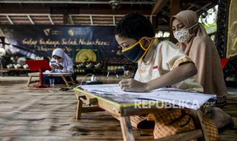 Sejumlah siswa saat melaksanakan pembelajaran jarak jauh di Sanggar Suluk Nusantara, Depok, Jawa Barat, Selasa (11/8). Pembelajaran jarak jauh tersebut dilaksanakan di sanggar karena terdapat fasilitas wifi gratis dan menyediakan ponsel pintar bagi siswa yang kesulitan biaya untuk kebutuhan belajar daring. Republika/Putra M. Akbar. Dinas Pendidikan (Disdik) Kota Depok mempersilakan bagi satuan pendidikan menggunakan dana Bantuan Operasional Sekolah (BOS) dari APBN untuk keberlangsungan Pembelajaran Jarak Jauh (PJJ).