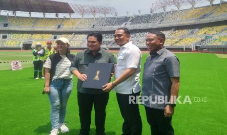 Ketua Umum PSSI Erick Thohir meninjau kesiapan Stadion Gelora Bung Tomo (GBT) Surabaya sebagai salah satu calon venue Piala Dunia U-20 tahun 2023, Senin (13/3/2023). 