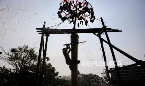 Sejumlah anak mengikuti lomba panjat pinang di Jatiuwung, Kota Tangerang, Banten, Senin (17/8/2020). Kegiatan lomba tersebut dalam rangka memeriahkan HUT ke-75 Republik Indonesia. ANTARA FOTO/Fauzan/hp.