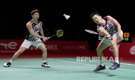  Marcus Fernaldi Gideon dari Indonesia, kanan, dan Kevin Sanjaya Sukamuljo bersaing dengan Takuro Hoki dari Jepang, kanan, dan Yugo Kobayashi dalam pertandingan final bulu tangkis ganda putra di BWF World Tour Finals di Nusa Dua, Bali, Ahad (5/12). 