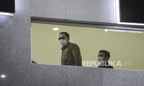 Hakim Pengadilan Negeri (PN) Surabaya Itong Isnaeni Hidayat (kiri) dikawal petugas saat tiba untuk menjalani pemeriksaan di gedung KPK, Jakarta, Kamis (20/1/2022). KPK menangkap Itong Isnaeni Hidayat dan beberapa orang lainnya dalam Operasi Tangkap Tangan (OTT) karena diduga terlibat suap terkait pengurusan perkara yang tengah berlangsung di PN Surabaya. 