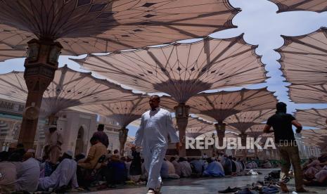 Umat Islam bersiap mengikuti shalat Jumat di Masjid Nabawi, Madinah, Arab Saudi, Jumat (14/7/2023). 