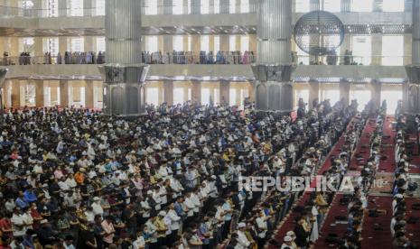  Mengutamakan Shaf Pertama saat Sholat Berjamaah. Foto:  Umat Muslim melaksanakan Shalat Jumat di Masjid Istiqlal, Jakarta, Jumat (20/5/2022). Majelis Ulama Indonesia (MUI) membolehkan pelaksanaan shalat berjamaah untuk tidak memakai masker bagi jamaah yang dalam kondisi sehat seiring pelonggaran protokol kesehatan yang kembali ditetapkan pemerintah. Republika/Putra M. Akbar