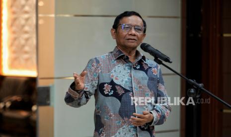 Menko Polhukam Mahfud MD memberikan keterangan pers terkait pengunduran dirinya sebagai menteri di Kemenko Polhukam, Jakarta, Kamis (1/2/2024). Menteri Koordinator Bidang Politik, Hukum dan Keamanan (Menkopolhukam) Mahfud MD resmi mengundurkan diri sebagai Menteri di Kabinet Indonesia Maju (KIM) usai menyerahkan surat permohonan pengunduran diri kepada Presiden Joko Widodo di Istana Negara, Kamis (1/2) sore. Usai konferensi pers, Mahfud pamitan kepada wartawan dan selfie dengan semua wartawan yang meliput di Kemenko Polhukam.