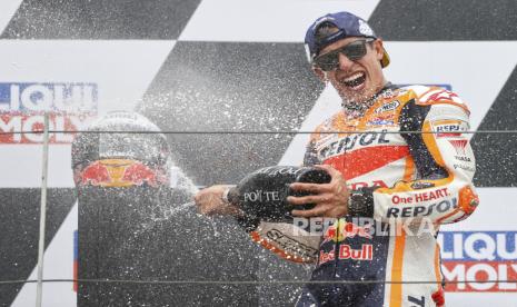 Pembalap Spanyol Marc Marquez dari tim Repsol Honda melakukan selebrasi usai balap MotoGP di Sirkuit Sachsenring, Hohenstein-Ernstthal, Jerman, Ahad (20/6).  GP Jerman 2021 dimenangkan oleh Marc Marquez yang menempati posisi pertama dengan catatan waktu 41 menit 7,243 detik. (Jan Woitas/dpa via AP).