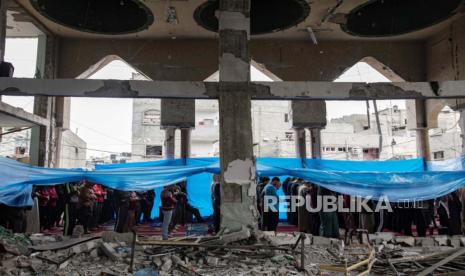 Warga Palestina melaksanakan sholat Jumat di reruntuhan Masjid Al-Huda setelah dihancurkan oleh tentara pendudukan Israel, di Rafah, Jalur Gaza selatan, 23 Februari 2024. 