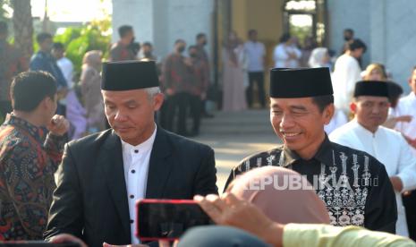 Presiden Joko Widodo bersama Gubernur Jawa Tengah Ganjar Pranowo menjawab pertanyaan wartawan usai menunaikan Shalat Idul Fitri di Masjid Raya Sheikh Zayed, Surakarta, Jawa Tengah, Sabtu (22/4/2023). Pada tahun ini umat Muslim merayakan Idul Fitri 1444H pada hari  yang berbeda, yakni Jumat (21/4/2023) dan Sabtu (22/4/2023).