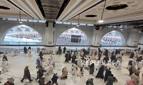 Jamaah haji melaksanakan tawaf di Masjidil Haram.