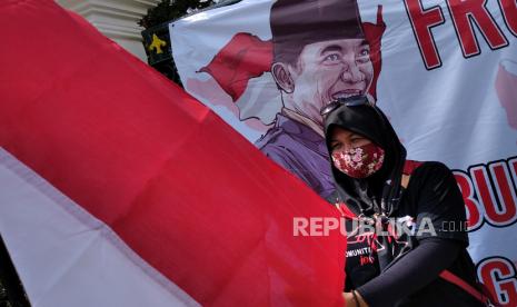 Anggota Front Marhaenis Daerah Istimewa Yogyakarta menggelar aksi unjuk rasa terkait polemik Rancangan Undang-undang Haluan Idiologi Pancasila (RUU HIP) di Titik Nol, Yogyakarta, Senin (29/6). Mereka menolak politisasi Pancasila dan isu Komunisme bangkit yang belakangan berbuntut panjang. Selain itu, aksi ini juga imbas insiden pembakaran bendera salah satu partai dalam aksi penolakan RUU HIP beberapa waktu lalu.