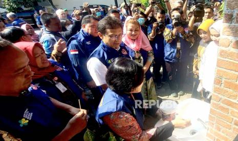 Menteri Kesehatan (Menkes) RI, Budi Gunadi Sadikin (paling depan), melihat penempatan bibit nyamuk yang telah ditanamkan bakteri Wolbachia di salah satu rumah warga, usai acara peluncuran program Wolbachia Ing Kota Semarang (Wingko Semarang) sekaligus salah satu proyek percontohan nasional pengendalian kasus DBD secara bioteknologi.