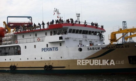 Pemudik menaiki kapal perintis yang kembali ke Jakarta di Pelabuhan Tanjung Priok, Jakarta, Rabu (20/6).