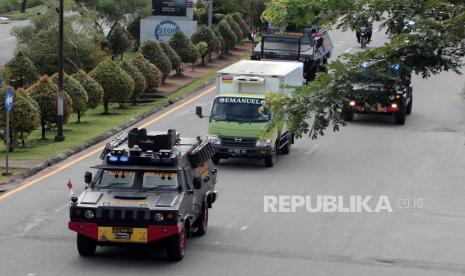 Sejumlah kendaraan taktis (rantis) Polda Kalbar mengawal truk bermuatan vaksin COVID-19 Sinovac setibanya di Bandara Supadio, Pontianak, Kalimantan Barat, Selasa (5/1/2021). Sebanyak 10 ribu vial vaksin Sinovac tahap pertama yang diterbangkan dari Jakarta dengan menggunakan maskapai Lion Air JT830 tiba di Pontianak, dan selanjutnya akan diberikan kepada penerima prioritas yaitu tenaga kesehatan di Kalbar. 