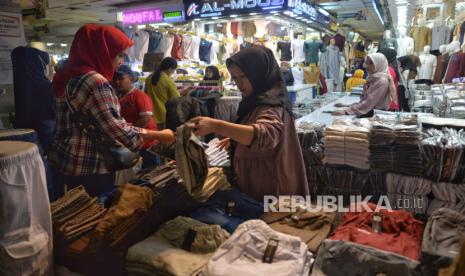 Warga berbelanja di Blok A Pasar Tanah Abang, Jakarta, Kamis,(14/3/2024). Menurut pedagang penjualan busana muslim mengalami peningkatan pada awal bulan suci ramadhan. Diperkirakan penjualan akan kembali mengalami peningkatan menjelang hari raya Idul Fitri.