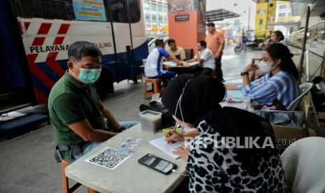 Warga melakukan perpanjangan masa aktif Surat Izin Mengemudi (SIM) melalui pelayanan SIM Keliling di LTC Glodok, Jakarta, Sabtu (13/1/2024). Pelayanan SIM Keliling hari ini digelar di lima lokasi di seluruh Jakarta yakni di LTC Glodok, Kantor Pos Lapangan Banteng, Mall Citraland, Kampus Trilogi Kalibata dan Mall Grand Cakung yang beroperasi mulai dari pukul 08.00 hingga 12.00 WIB.