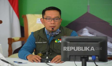 Gubernur Jawa Barat Ridwan Kamil (Emil) menggelar pertemuan via video conference dengan bupati dan wali kota se-Bandung Raya terkait evaluasi pelaksanaan Pembatasan Sosial Berskala Besar (PSBB), dari Gedung Pakuan, Kota Bandung, Sabtu (25/4). Menurut Emil, PSBB Bandung Raya yang diterapkan sejak Rabu (22/4) dinilai berhasil, salah satunya jika pergerakan manusia hanya sebanyak 30 persen, baik di permukiman maupun di jalanan