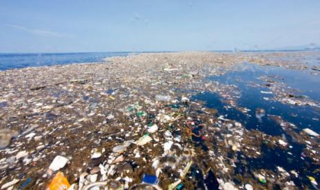 Masalah Sampah Plastik di Pantai yang Harus Segera Diatasi