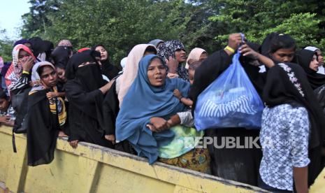 Perempuan dan anak-anak etnis Rohingya menaiki truk saat mereka direlokasi menyusul protes yang menolak mereka di Aceh, Rabu, 27 Desember 2023. 