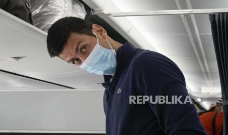  Novak Djokovic bersiap untuk mengambil tempat duduknya di pesawat ke Beograd, di Dubai, Uni Emirat Arab, Senin, 17 Januari 2022. Djokovic dideportasi dari Australia pada hari Minggu setelah kalah dalam upaya untuk tinggal di negara itu untuk mempertahankan gelar Australia Terbukanya meskipun tidak divaksinasi terhadap COVID-19