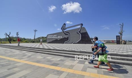 Sejumlah pengunjung berjalan di pedestrian depan Sirkuit Mandalika, Desa Kuta, Kecamatan Pujut, Praya, Lombok Tengah, NTB, Rabu (13/4/2022).