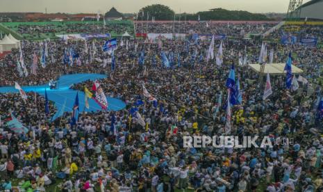 Foto udara suasana kampanye akbar capres-cawapres nomor urut 2 Prabowo-Gibran di GOR Delta Sidoarjo, Jawa Timur, Jumat (9/2/2024). Dalam kesempatan tersebut Prabowo Subianto meminta relawan dan simpatisan untuk memenangkan pasangan capres dan cawapres nomor urut 2 dalam satu putaran pada Pilpres 2024. 