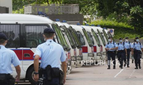  Petugas polisi berpatroli di Hong Kong Victoria Park, Jumat, 4 Juni 2021, di mana orang-orang berkumpul selama nyala lilin dalam beberapa tahun terakhir untuk menandai peringatan penumpasan militer 1989 terhadap gerakan mahasiswa pro-demokrasi di Beijing, di Hong Kong. 