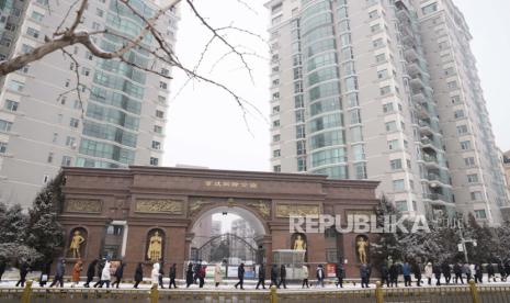 Pekerja dari industri restoran berbaris untuk tes covid mereka di Beijing, China, Sabtu, 22 Januari 2022.