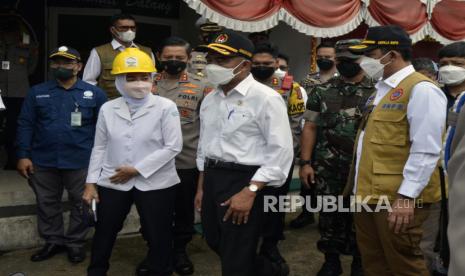 Menko PMK Muhadjir Effendy (kedua kanan) didampingi Kepala BMKG Dwikorita Karnawati (kedua kiri) dan Kepala BNPB Suharyanto (kiri) meninjau kesiapan pelabuhan menghadapi arus mudik di Pelabuhan Bakauheni, Lampung Selatan, Lampung, Kamis (28/4/2022). Kunjungan Menko PMK selain meninjau Pelabuhan Bakauheni terkait kesiapan menghadapi mudik dan arus balik Lebaran juga melakukan pantauan Gunung Anak Krakatau melalui udara. 