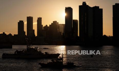 Kapal NYPD dan Coast Guard berpatroli di East River di luar markas besar PBB, Rabu, 21 September 2022, di New York. Majelis Umum PBB telah mengadopsi resolusi yang menyatakan bahwa PBB tidak akan mengakui pemerintahan Taliban di Afghanistan, Kamis (10/11/2022).