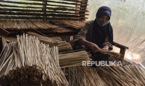 Pekerja memilah tusuk sate dari bambu di Desa Batusumur, Kabupaten Tasikmalaya, Jawa Barat, Kamis (22/6/2023). Menjelang Hari Raya Idul Adha produksi tusuk sate meningkat dari biasanya 30 kilogram menjadi 60 kilogram tusk sate per hari untuk memenuhi permintaan tradisi membuat sate kurban, dengan harga Rp6.000 per kilogram yang dijual ke pasar tradisonal Tasikmalaya.  