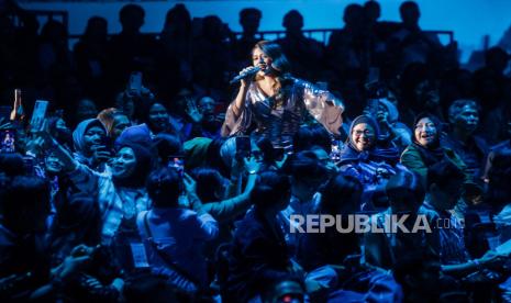 Penyanyi Raisa saat tampil pada konser Andi Rianto dan Magenta Orchestra bertajuk The Sound of Colors II di Istora Senayan, Jakarta, Ahad (3/12/2023). Konser yang diiringi Andi Rianto sebagai konduktor dan Grup Magenta Orchestra tersebut menampilkan sejumlah musisi tanah air yaitu Tiara Andini, Mahalini, Rossa, Fabio Asher, Keisya Levronka dan Raisa.