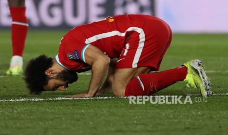 Striker Liverpool Mohamed Salah merayakan setelah mencetak gol 2-1 selama pertandingan sepak bola leg pertama perempat final Liga Champions UEFA antara Real Madrid dan Liverpool FC yang diadakan di stadion Alfredo Di Stefano, di Madrid, Spanyol tengah, 6 April 2021.