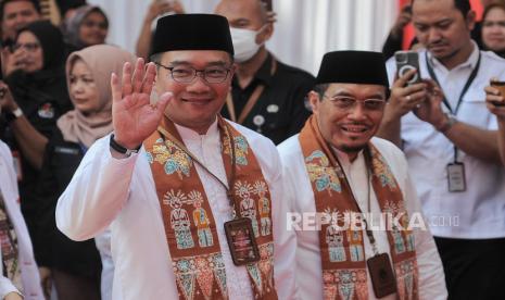 Pasangan bakal calon gubernur dan wakil gubernur DKI Jakarta Ridwan Kamil (kiri) dan Suswono (kanan) tiba untuk mendaftar di kantor KPU DKI Jakarta, Rabu (28/8/2024).