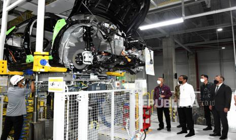 Presiden Joko Widodo (ketiga kanan) meninjau proses perakitan mobil di Pabrik Hyundai Motor Manufacturing Indonesia di Bekasi, Jawa Barat, Rabu (16/3/2022). 