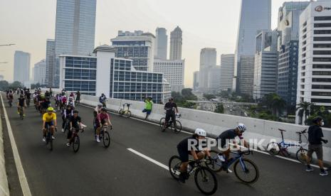 Sejumlah pesepeda melintasi Jalan Layang Non Tol (JLNT) Tanah Abang-Kampung Melayu di Jakarta, Ahad (23/5). Pemerintah Provinsi (Pemprov) DKI Jakarta melaksanakan uji coba road bike JLNT Tanah Abang-Kampung Melayu yang digunakan sebagai lintasan sepeda sampai dengan putar balik arah barat di bawah flyover Dr Saharjo dari pukul 05.00 hingga 08.00 WIB. Republika/Putra M. Akbar