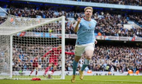 Pemain Manchester City Kevin De Bruyne melakukan selebrasi  setelah mencetak gol ke-2 timnya pada pertandingan sepak bola Liga Premier Inggris antara Manchester City dan Liverpool di stadion Etihad di Manchester, Inggris, Sabtu (1/4/2023).