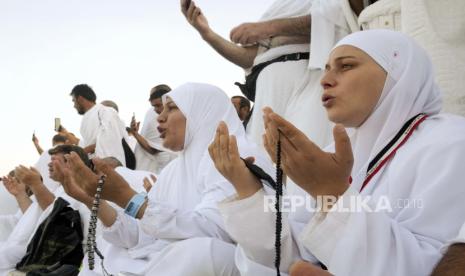 Jamaah haji berdoa di Jabal Rahmah, Makkah, Arab Saudi, Jumat, 8 Juli 2022. Menag dan Menteri Haji Arab Saudi Diskusi Persiapan Haji Tahun Depan