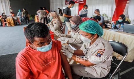 Seorang petugas kesehatan menyuntikkan satu dosis vaksin Sinovac COVID-19 selama kampanye vaksinasi untuk pedagang di pasar tradisional di Medan, Indonesia, 17 September 2021. Kementerian Perdagangan (Kemendag) menegaskan, pasar tradisional hingga saat ini belum siap untuk menerapkan penggunaan aplikasi PeduliLindungi seperti yang diterapkan di ritel modern.