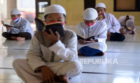 Ustadz Fadlan: Masih Banyak yang Memandang Negatif Santri. Ilustrasi Santri