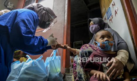 Relawan Dompet Dhuafa melakukan pengecekan kesehatan kepada ibu menyusui penyintas Covid-19 di kawasan Kramat Jati, Jakarta, Kamis (5/8). Pengecekan kesehatan dan edukasi menyusui untuk ibu penyintas Covid-19 itu dilakukan dalam rangka pekan asi sedunia yang diperingati setiap tanggal 1 hingga 7 Agustus. 