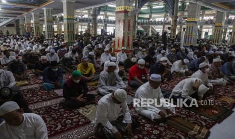 Jamaah mendengarkan khutbah Jumat