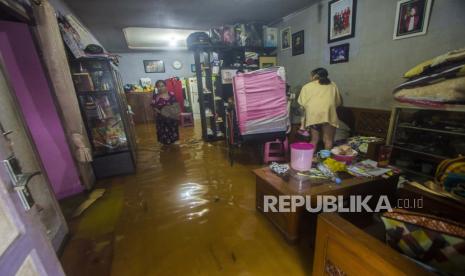 Warga merapihkan barang di dalam rumahnya yang terendam banjir di Gang Pirus Tiga, Banjarmasin, Kalimantan Selatan, Kamis (14/1/2021). Berdasarkan data yang telah dihimpun Badan Penanggulangan Bencana Daerah (BPBD) Provinsi Kalimantan Selatan dari tanggal 1 hingga 14 Januri, sebanyak 19.452 rumah terendam banjir di sejumlah wilayah di Kalimantan Selatan. 