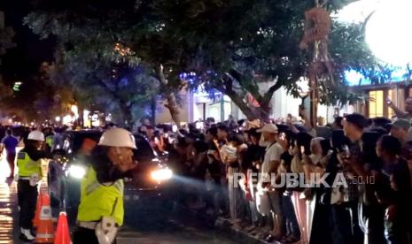 Kehadiran Presiden Joko Widodo (Jokowi) di Jalan Braga, Kota Bandung, Sabtu (3/2/2024) malam menyita perhatian masyarakat yang berada di kawasan tersebut. Jokowi diketahui hendak makan malam di restoran Braga Permai. 