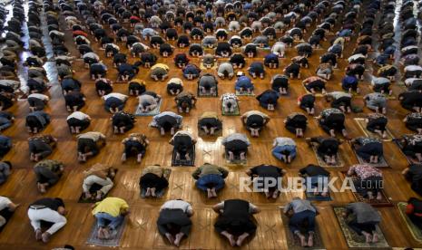 Jemaah melaksanakan ibadah Sholat Jumat 