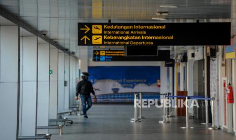 Aktivitas pekerja di pintu keberangkatan internasional di Bandara Husein Sastranegara, Bandung, Jawa Barat, Selasa (12/5/2020). Bandara Husein Sastranegara membuka kembali penerbangan domestik dengan kriteria penerbangan perijinan khusus seperti perjalanan orang yang bekerja pada institusi pemerintah atau swasta yang menyelenggarakan percepatan penanganan COVID-19 dan perjalanan pasien yang membutuhkan pelayanan kesehatan darurat