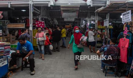 Sejumlah wisatawan berbelanja di Teras Malioboro I, Danurejan, Yogyakarta, Kamis (10/2/2022). Pemerintah menaikkan status Pemberlakuan Pembatasan Kegiatan Masyarakat (PPKM) di wilayah Daerah Istimewa Yogyakarta menjadi level 3 karena peningkatan kasus COVID-19 serta rawat inap yang meningkat. 