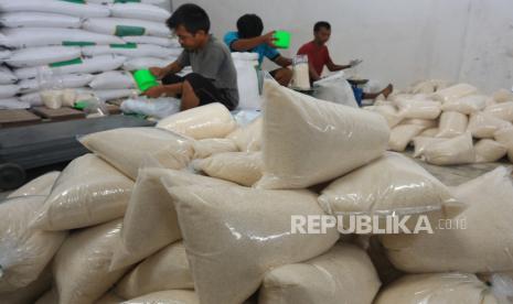 Pekerja menimbang dan mengemas gula pasir kiloan di Gudang Perum Bulog Meulaboh, Aceh Barat, Aceh, Jumat (2/4/2021). Kementerian Perdagangan menambahkan stok gula pasir impor untuk Pemerintah Aceh sebanyak 8.000 ton untuk memenuhi kebutuhan gula pasir selama bulan suci Ramadan dan Lebaran sekaligus untuk menstabilkan harga gula.