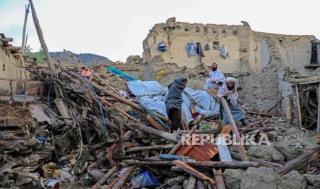 Pejabat kesehatan Afghanistan mengkhawatirkan wabah penyakit di antara korban gempa.